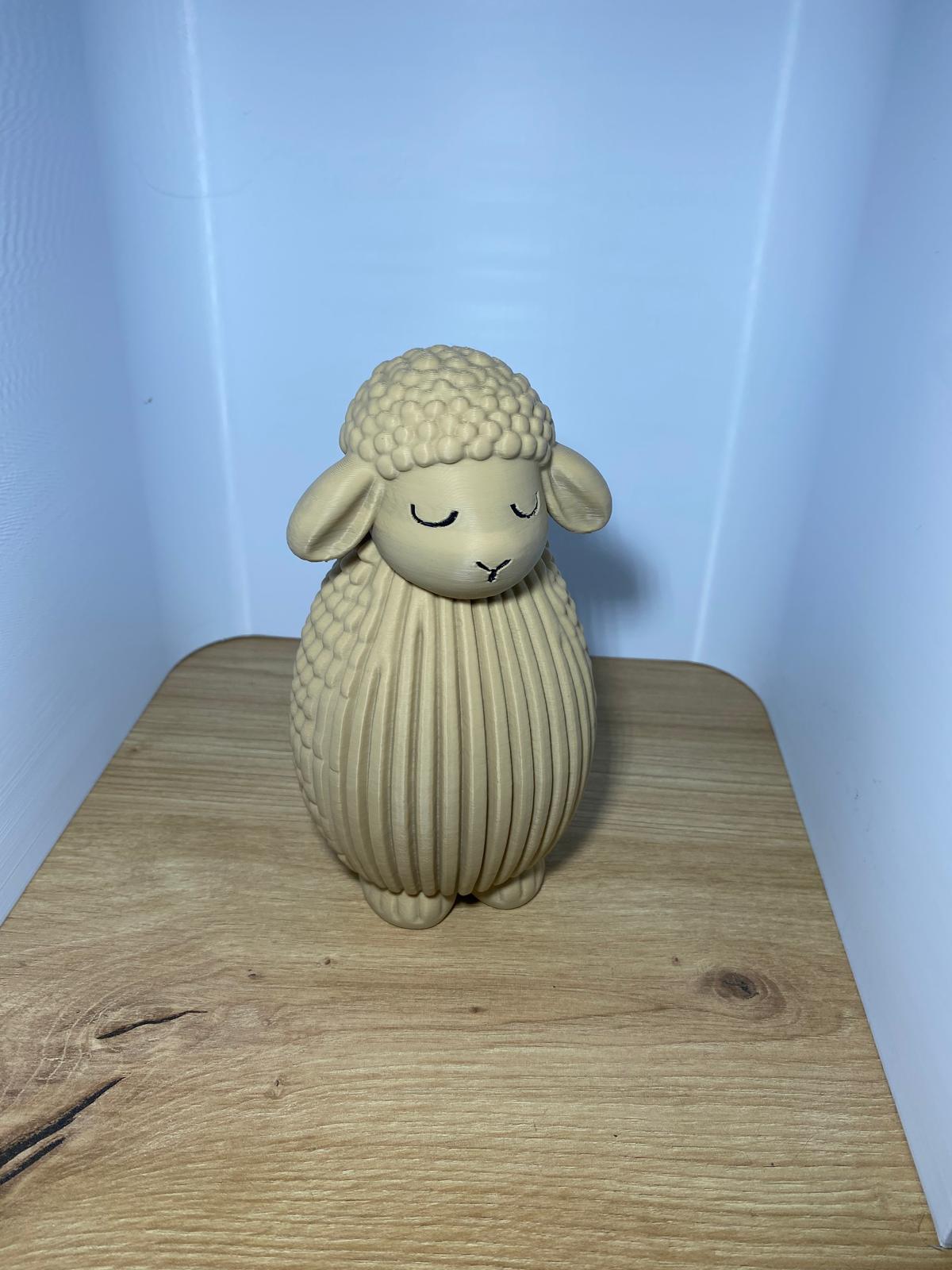 Großes sandfarbenes Deko‑Schaf